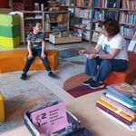 W bibliotece na pufach siedzi nauczycielka z uczniem.jpg