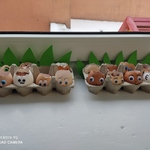 Ozdobione skorupki z ziarenkaimi rzeżuchy czekają na  codzienne nawodnienie..jpg