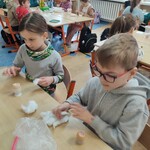Chłopiec i dziewczynka wypełniją wydmuszki watą..jpg
