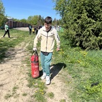 Uczeń niesie wyrzucić śmieci.jpeg