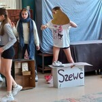 Zdjęcie 6 W bibliotece uczniowie klasy 4a prezentują uczniom klasy 1a przedstawienie pt. Legenda o warszawskim Bazyliszku..jpg
