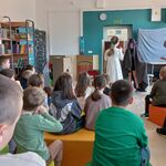 Zdjęcie 7 W bibliotece uczniowie klasy 4b prezentują uczniom klasy 1a przedstawienie pt. Legenda o warszawskim Bazyliszku..jpg
