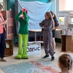 Zdjęcie 9 W bibliotece uczniowie klasy 4b prezentują uczniom klasy 1a przedstawienie pt. Legenda o warszawskim Bazyliszku..jpg