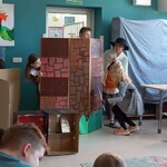 Zdjęcie 12 W bibliotece uczniowie klasy 4c prezentują uczniom klasy 1a przedstawienie pt. Legenda o warszawskim Bazyliszku.jpg