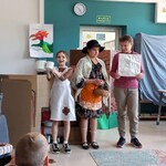 Zdjęcie 11 W bibliotece uczniowie klasy 4c prezentują uczniom klasy 1a przedstawienie pt. Legenda o warszawskim Bazyliszku.jpg