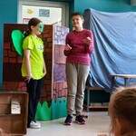 Zdjęcie 13 W bibliotece uczniowie klasy 4c prezentują uczniom klasy 1a przedstawienie pt. Legenda o warszawskim Bazyliszku.jpg