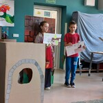 Zdjęcie 15 W bibliotece uczniowie klasy 4c prezentują uczniom klasy 1a przedstawienie pt. Legenda o warszawskim Bazyliszku.jpg