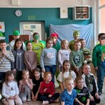 Zdjęcie 14 W bibliotece uczniowie klasy 1a pozują do zdjęcia grupowego..jpg