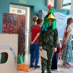 Zdjęcie 17 W bibliotece uczniowie klasy 4c prezentują uczniom klasy 1a przedstawienie pt. Legenda o warszawskim Bazyliszku.jpg