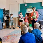 Zdjęcie 1 W bibliotece uczniowie klasy 4a prezentują uczniom klasy 1a przedstawienie pt. Legenda o warszawskim Bazyliszku..jpg