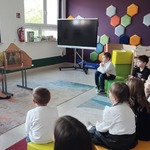 Pani bibliotekarka czyta dzieciom opowiadanie o cykliczności przyrody.jpg