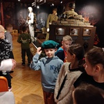 Chłopiec przymierza beret wojskowy.jpg