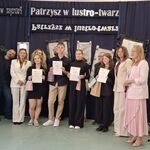 Laureaci klas 7-8 i jury konkursu pozują do grupowego zdjęcia..jpg