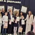 Laureaci klas 4-6  i jury konkursu pozują do grupowego zdjęcia..jpg