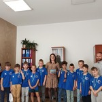 Dyrekcja z uczniami_ którzy reprezentowali szkołę w XXV Edycji Pucharu Tymbarka.jpg