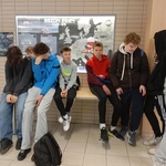 grupa chłopców czeka na udział w warsztatach dotyczących I pomocy.jpg
