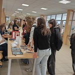 dziewczynki biorą udział w konkursach chemicznych.jpg