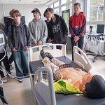 chłopcy oglądają zajęcia z pierwszej pomocy.jpg