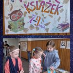 1 Kolaż 2 zdjęć. Plakat Kiermasz Książek. Uczniowie stoją przy ławce i oglądają książki..jpg