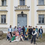 Dzieci z klasy 2c przed budynkiem Muzeum Historii Medycyny i Farmacji w Białymstoku.jpg