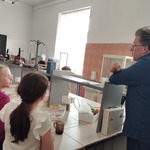 Pracownik muzeum udziela dzieciom instrukcji_ jak prawidłowo wykonać mydełka .jpg
