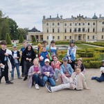 Uczniowie pozują do zdjęcia przed Pałacem Branickich.jpg