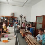 Uczniowie w trakcie wykonywania mydełek zapachowych.jpg