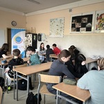 Uczniowie wykonują ćwiczenie podczas warsztató.JPG