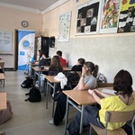 Uczniowie słuchają Pani_ która prowadzi warsztaty.JPG
