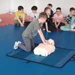 Uczeń ćwiczy wykonywanie masażu serca..jpg
