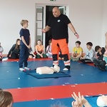 Pan ratownik tłumaczy procedury udzielania pomocy.jpg