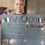Chłopiec prezentuje plakat o Włoszech.jpg