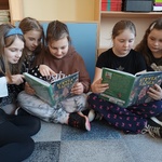 Dziewczynki czytają książkę Afryka Kazika.jpg