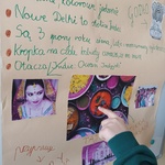 Uczeń prezentuje plakat o Indiach.jpg
