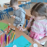 Chłopiec i dziewczynka wykonują kwiaty z wacików kosmetycznych.jpg