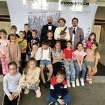 Uczniowie klasy 2d pozują do zdjęcia z muzykami w operze.jpeg