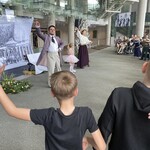 Aktorzy razem z uczennicą -w trakcie wykonywania tańca .jpeg