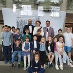 Uczniowie klasy 2 c pozują do zdjęcia z muzykami w operze .jpg