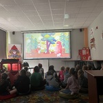 Uczniowie oglądają film edukacyjny.jpg