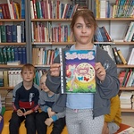 Dziewczynka prezentuje wykonaną pracę związaną z ulubioną książką..jpg