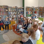 Dzieci słuchaja wypowiedzi innych..jpg