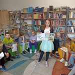 Dziewczynka prezentuje wykonaną pracę..jpg