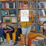 Chłopiec zachęca do czytania..jpg