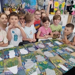 6. Grupa dzieci prezentuje swoje prace..jpg