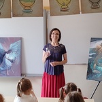 Pania Magdalena opowiada o materiałach z których korzysta.jpg