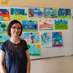Pani Magdalena na tle wykonanych przez uczniów prac plastycznch.jpg