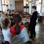 Dzieci obserwują_ jak powstaje papier w Muzeum Sztuki Drukarskiej i Papiernictwa w Supraślu.jpg