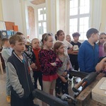 Grupa dzieci zapoznaje się ze sposobem produkcji papieru w Muzeum Sztuki Drukarskiej i Papiernictwa w Supraślu.jpg
