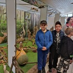 Troje chłopców i nauczycielka oglądają eksponaty w budynku Parku Krajobrazowego Puszczy Knyszyńskiej..jpg