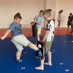 Grupa dzieci uczestniczących w treningu sztuk walki..jpg